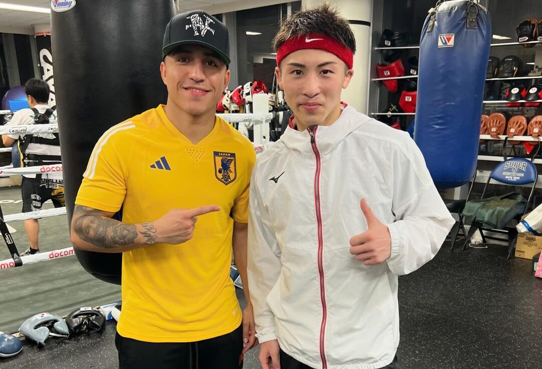 KEVIN GONZÁLEZ A LA IZQUIERDA Y NAOYA INOUE, POSAN PARA LA FOTO