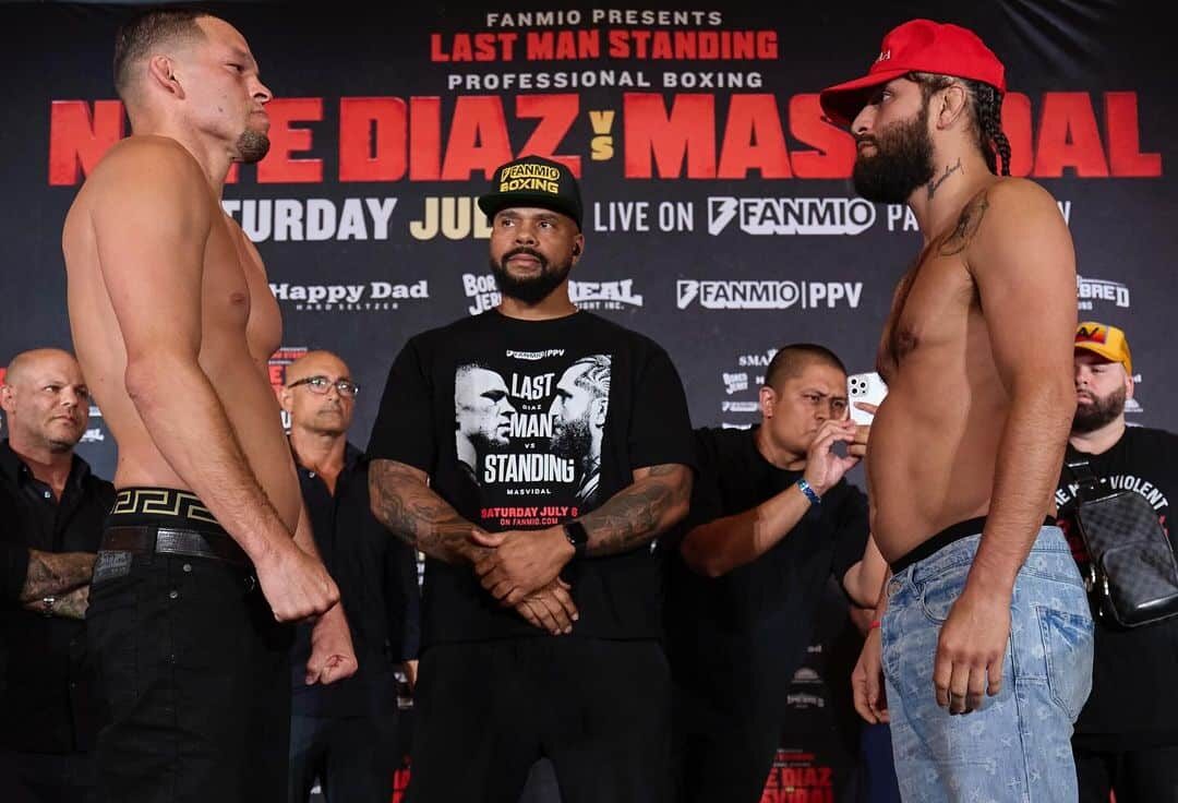 NATE DÍAZ A LA IZQUIERDA Y JORGE MASVIDAL A LA DERECHA, CARA A CARA TRAS EL PESAJE