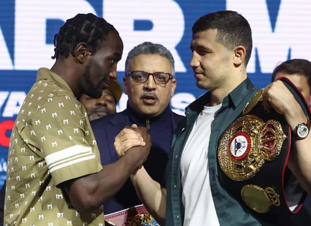 TERENCE CRAWFORD A LA IZQUIERDA E ISRAEL MADRIMOV A LA DERECHA, CARA A CARA TRAS LA RUEDA DE PRENSA INICIAL