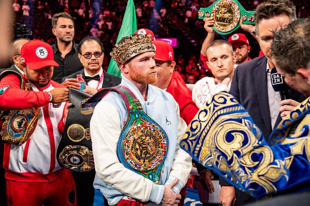 CANELO ÁLVAREZ POSA PARA LAS FOTOS TRAS UNA VICTORIA CON TODOS SUS CINTURONES