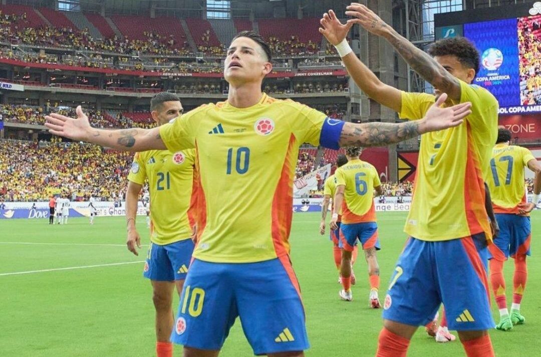 JAMES RODRÍGUEZ CELEBRA CON SUS COMPAÑEROS DE LA SELECCIÓN DE COLOMBIA