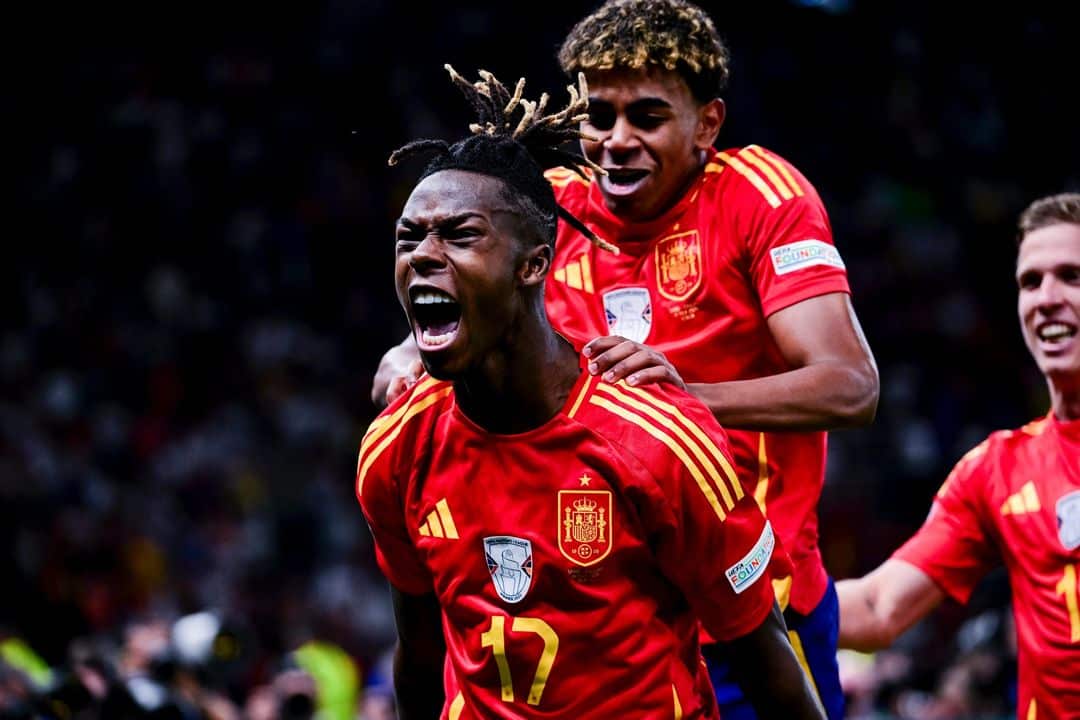 NICO WILLIAMS Y LAMINE YAMAL FESTEJAN UN GOL PARA ESPAÑA