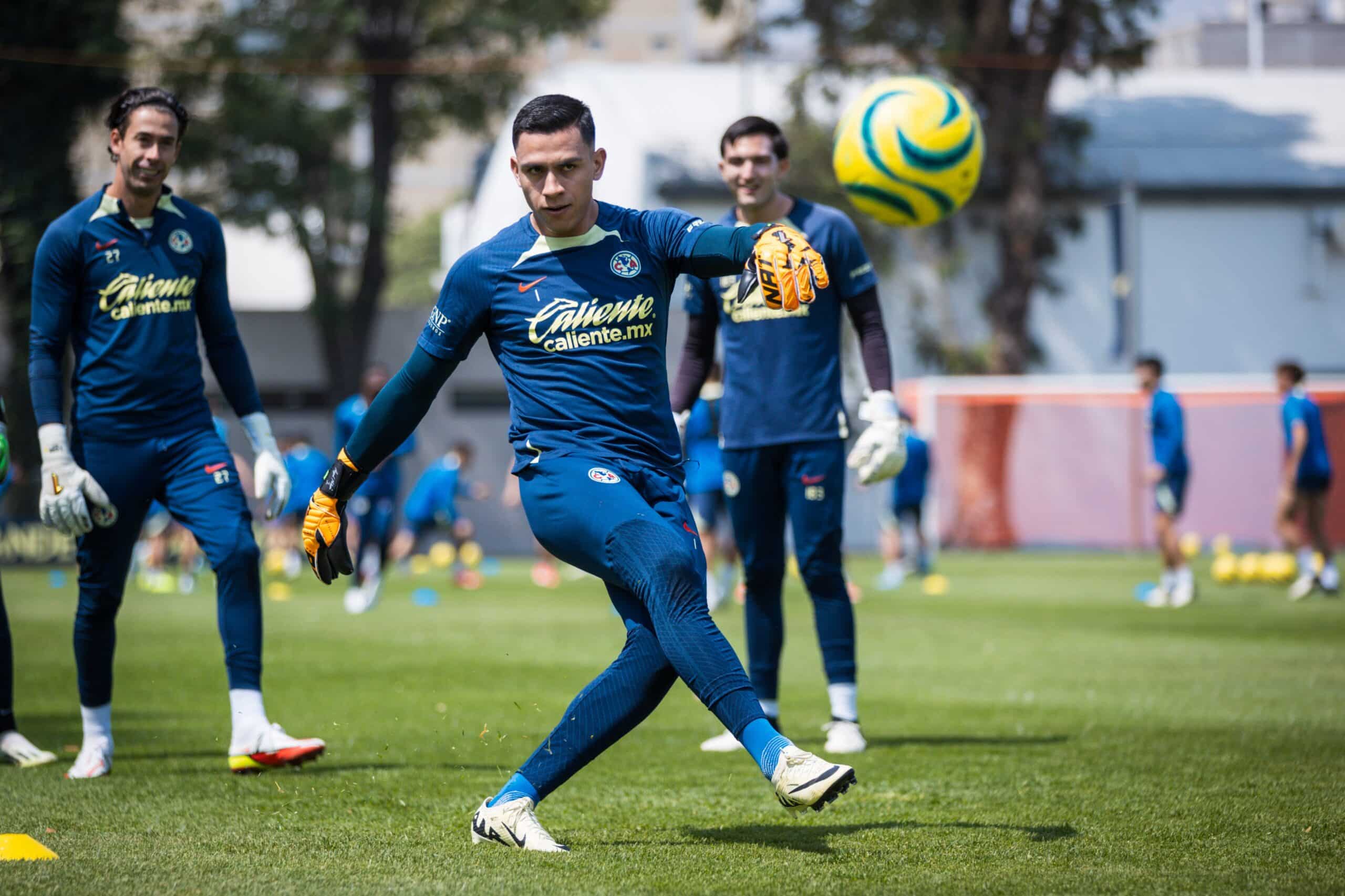 Luis Malagón se alista en entrenamiento del Club América.