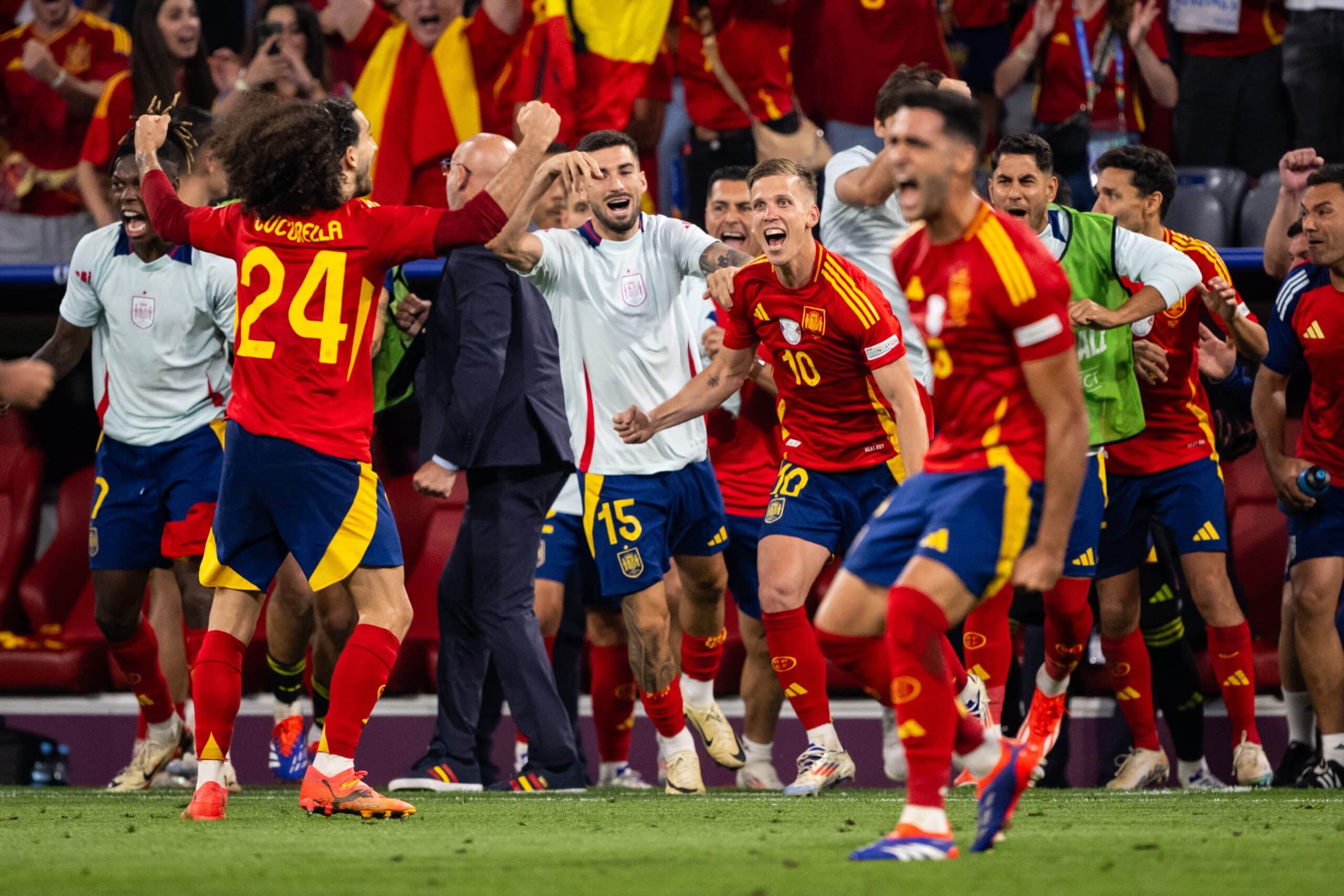 Jugadores de España festejan su pase a la gran final.