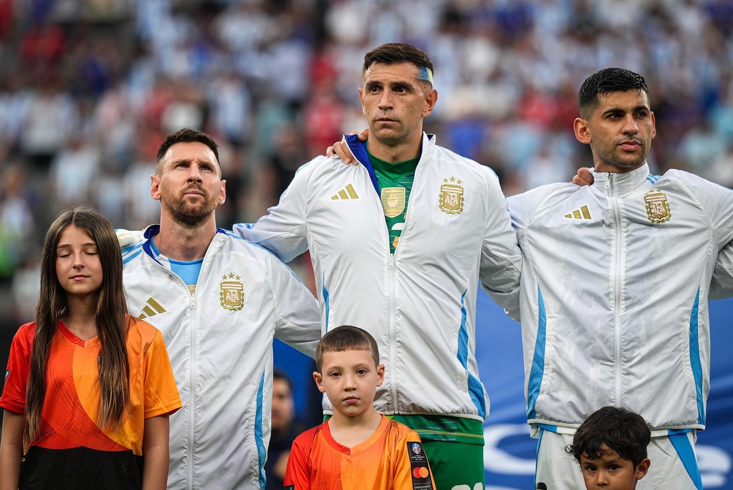 Lionel Messi en compañía del 'Dibu' Martínez.