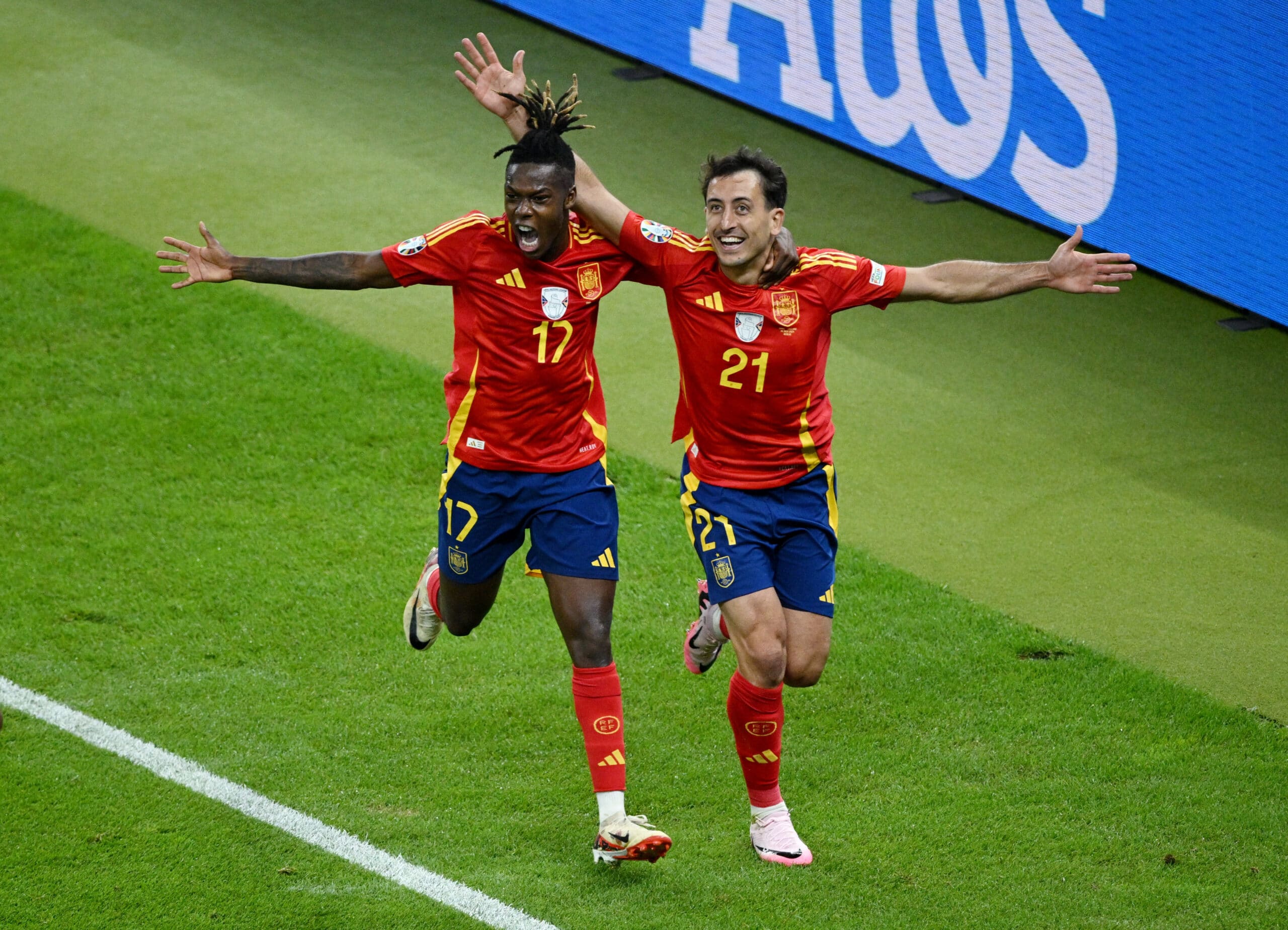 Jugadores de España festejan el gol del triunfo en la final.