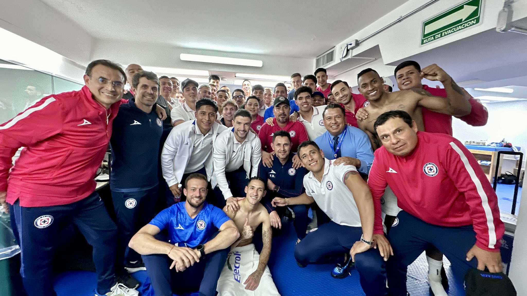 Jugadores y cuerpo técnico del Cruz Azul tras el triunfo en casa.