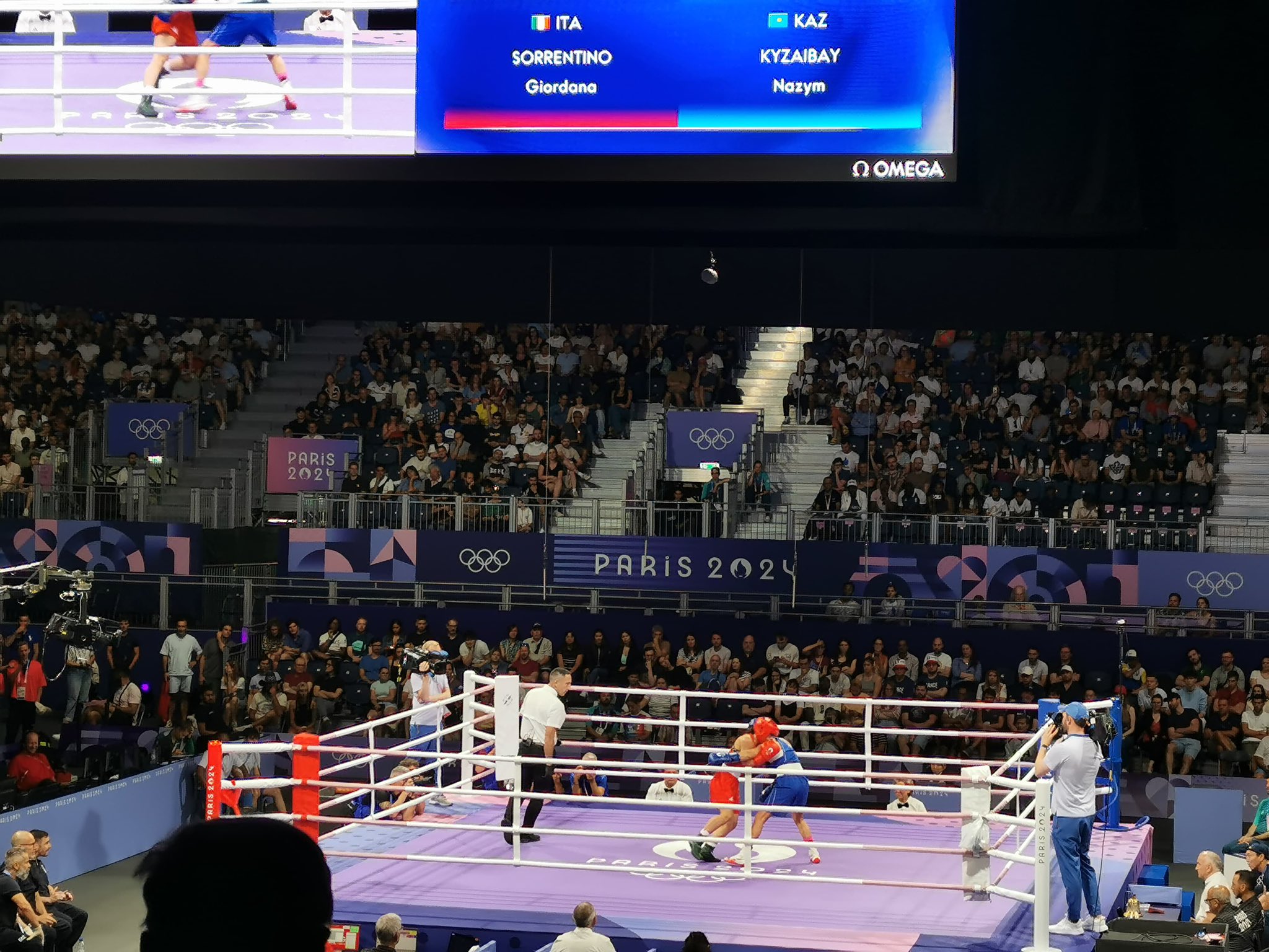 Vibra la Arena Paris Sur donde la boxeadora mexicana Fátima Herrera peleará ante la española Laura Fuertes en los dieciseisavos de final de París 2024.