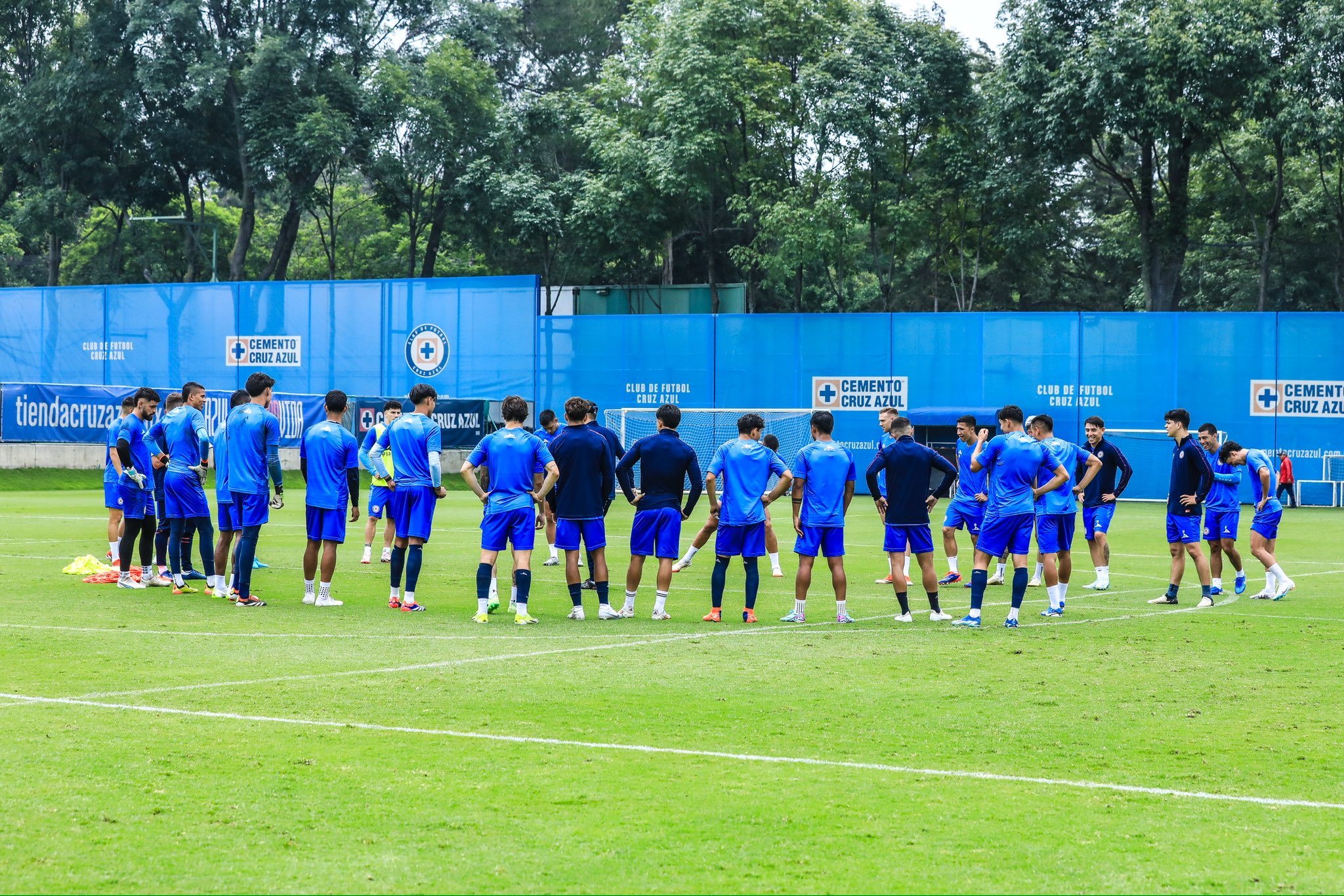 Jugadores de Cruz Azul previo a su debut en la Leagues Cup.