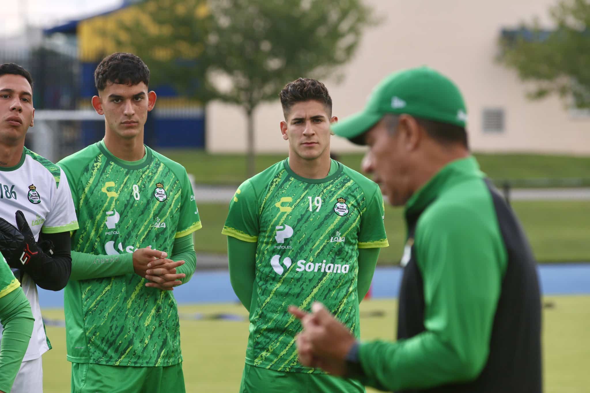 Nacho Ambriz en la charla del entrenamiento con sus jugadores.