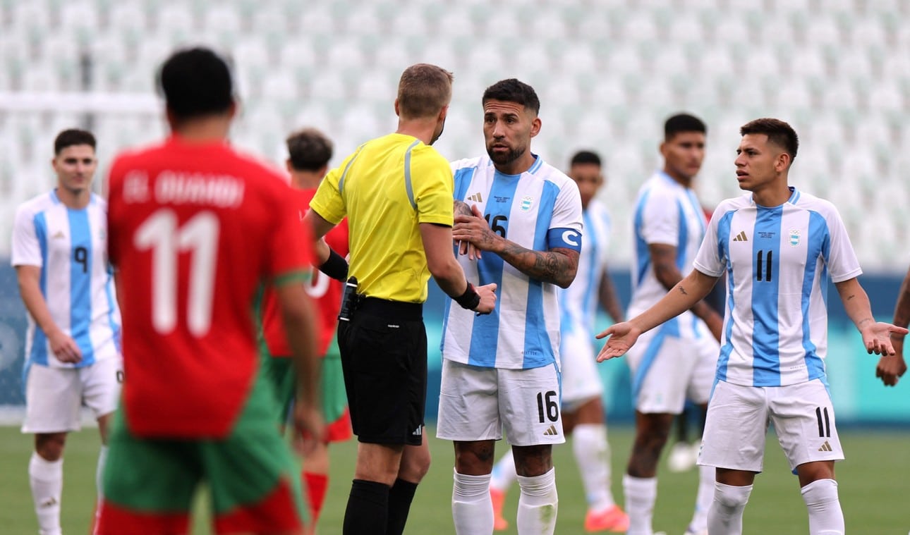 Jugadores de Argentina en reclamo con el árbitro principal.