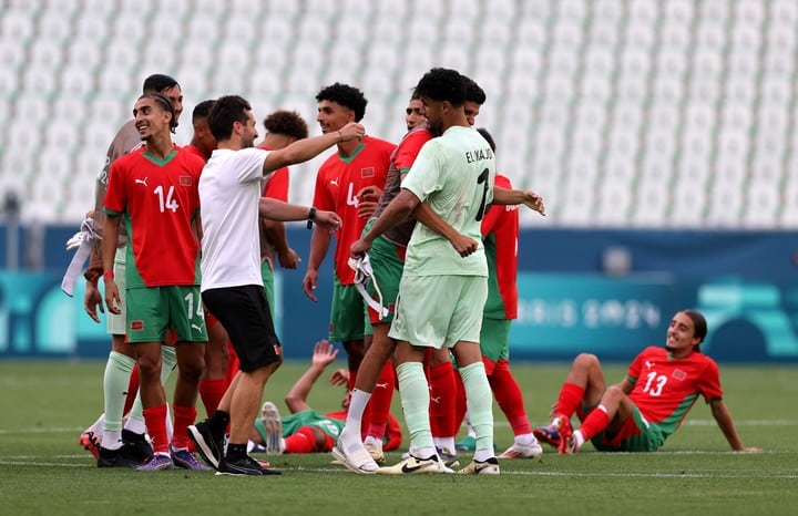 Jugadores de Marruecos festejando tras ganar ante Argentina.