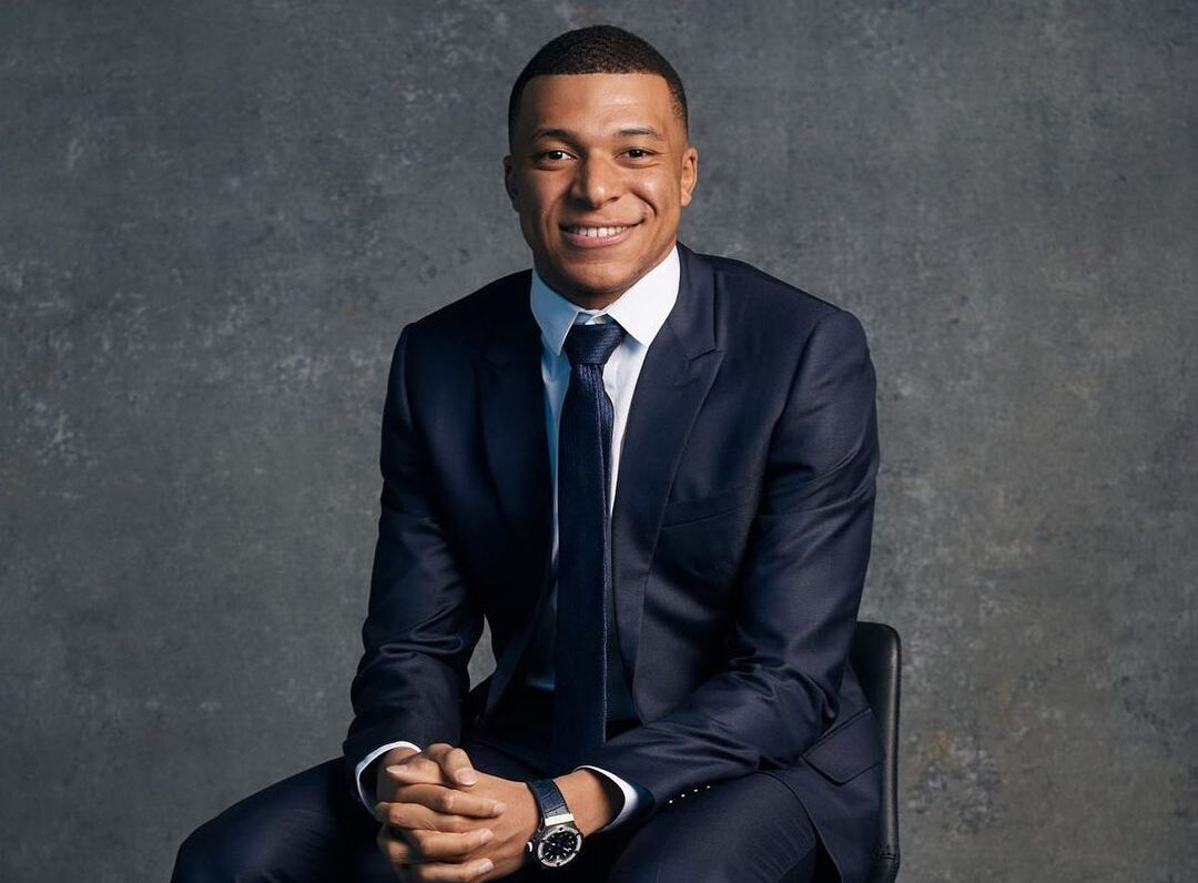 KYLIAN MBAPPÉ POSA PARA LA FOTO