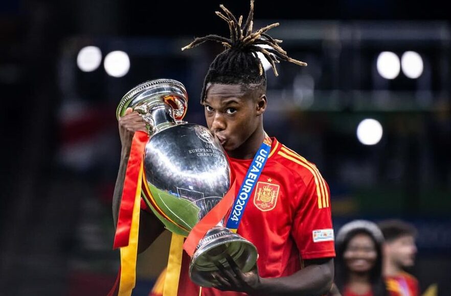 NICO WILLIAMS POSA CON EL TROFEO DE CAMPEÓN DE LA UEFA EUROCOPA CON ESPAÑA