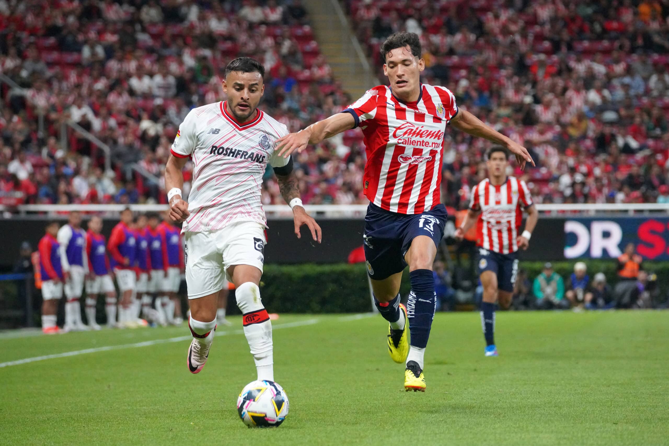 ALEXIS VEGA DE TOLUCA PELEA POR EL BALÓN JUNTO AL DEFENSOR DE CHIVAS