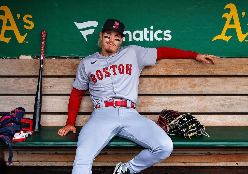 JARREN DURÁN POSA PARA LA FOTO CON LOS BOSTON RED SOX