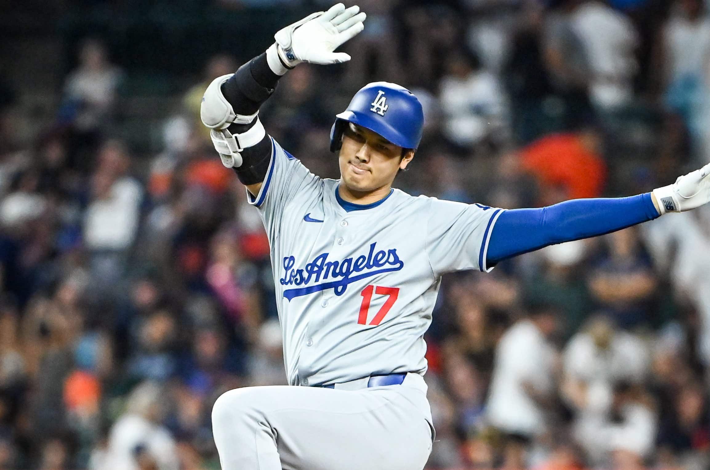 SHOHEI OHTANI POSA PARA LA FOTO TRAS LLEGAR A UNA BASE CON LOS DODGERS EN LA MLB ANTE TIGERS