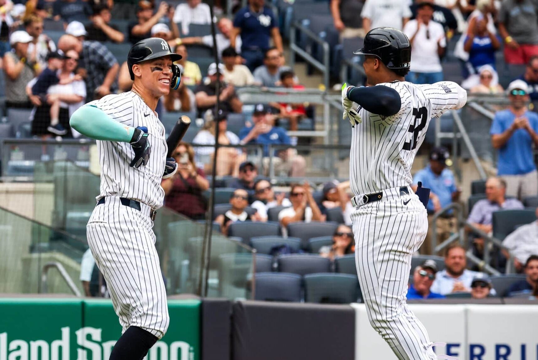 AARON JUDGE A LA IZQUIERDA Y JUAN SOTO A LA DERECHA, CELEBRAN CON LOS YANKEES