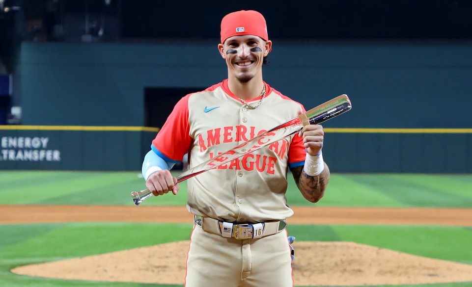 JARREN DURÁN POSA PARA LA FOTO TRAS RECIBIR EL TROFEO DEL JUGADOR MÁS VALIOSO DEL JUEGO DE ESTRELLAS DE LA MLB