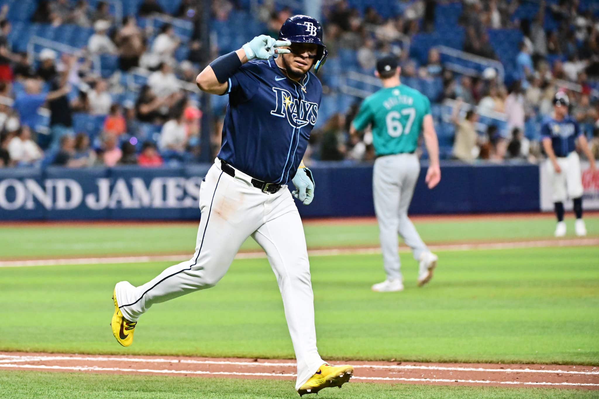 ISAAC PAREDES FESTEJA CON LOS RAYS EN LA MLB TRAS PEGAR UN JONRÓN