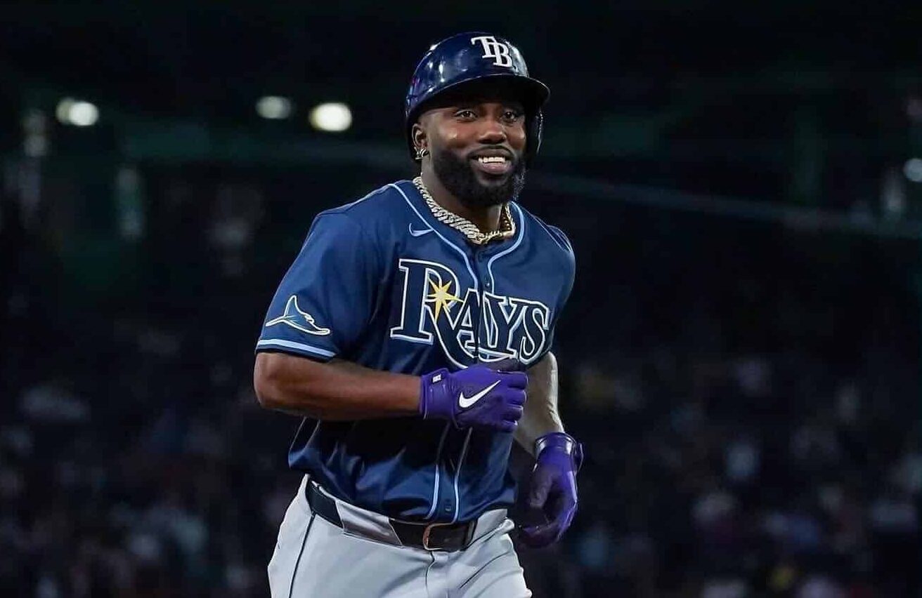 RANDY AROZARENA RECORRE LAS BASES TRAS PEGAR UN JONRÓN CON LOS TAMPA BAY RAYS EN LA MLB