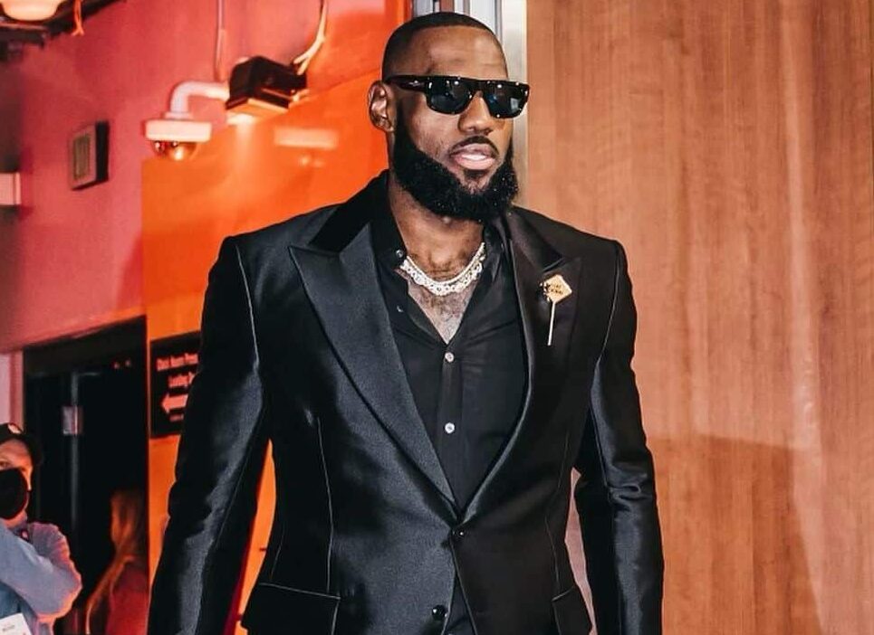 LEBRON JAMES LLEGANDO A UN PARTIDO DE LOS LAKERS EN LA NBA