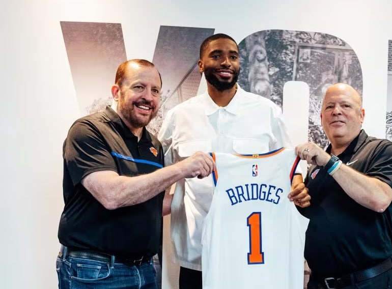 MIKAL BRIDGES AL CENTRO POSA PARA LA FOTO CON LA PLAYERA DE LOS KNICKS