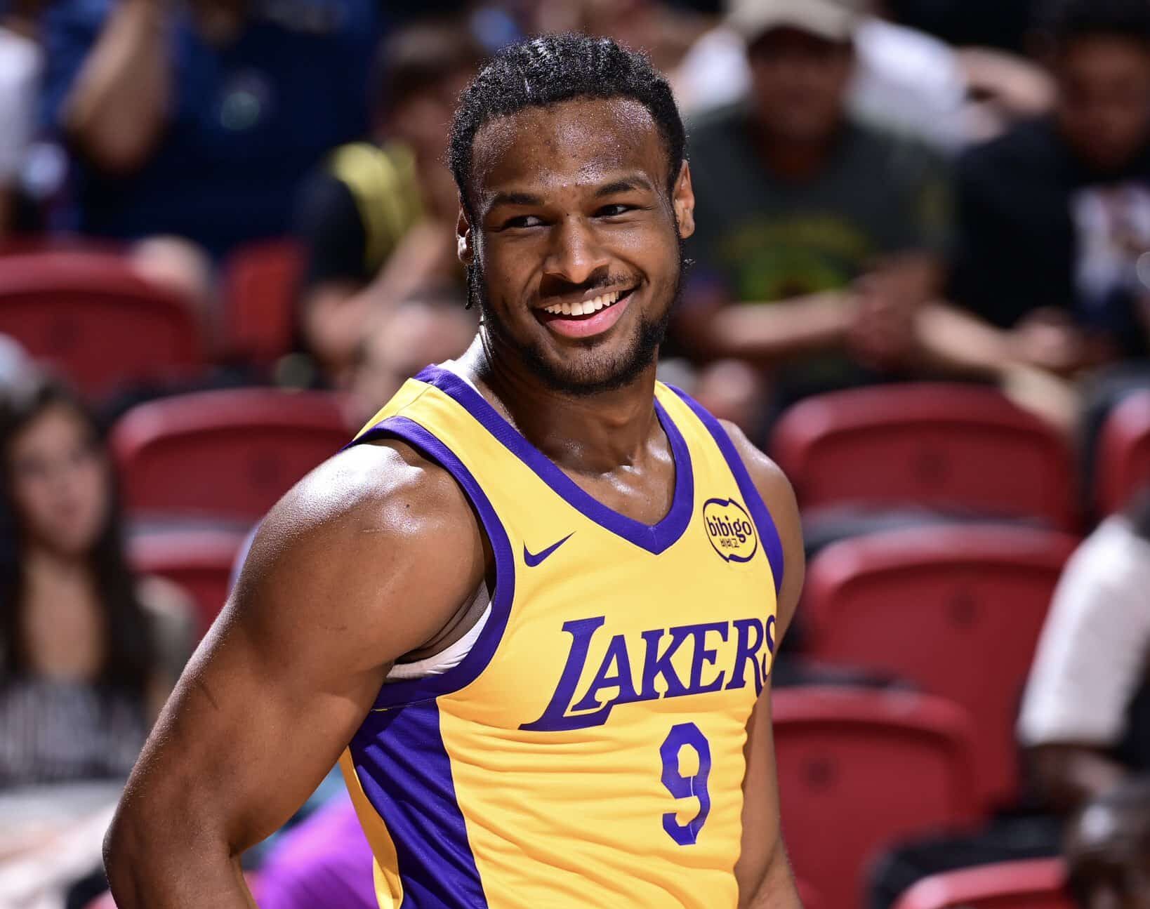 BRONNY JAMES SONRÍE DURANTE UN PARTIDO DE LOS LAKERS EN LIGA DE VERANO DE LA NBA