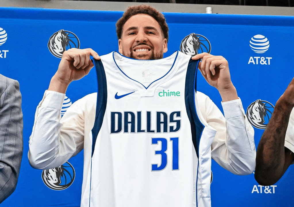 KLAY THOMPSON POSA PARA LA FOTO CON LA PLAYERA DE LOS DALLAS MAVERICKS