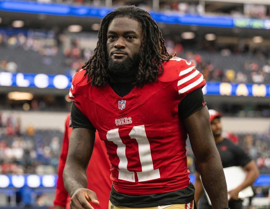 BRANDON AIYUK DURANTE UN PARTIDO DE LOS 49ERS EN LA NFL