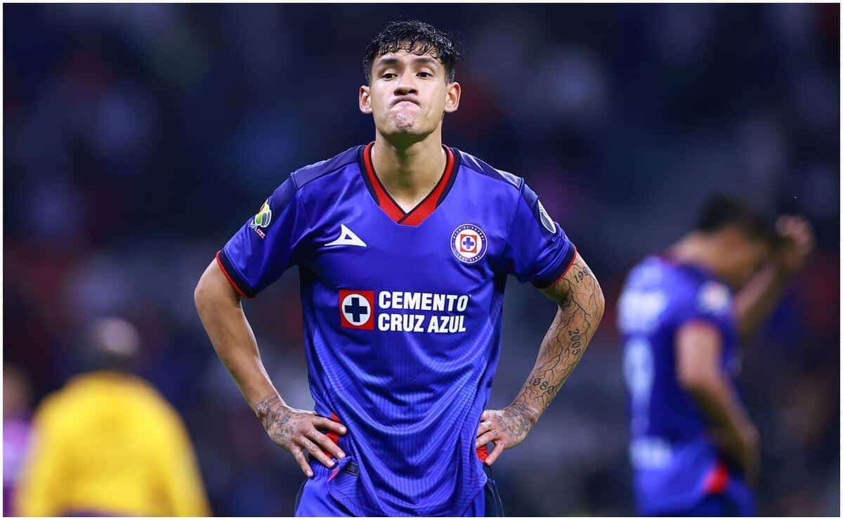 Uriel Antuna se lamenta tras falla con el Cruz Azul.