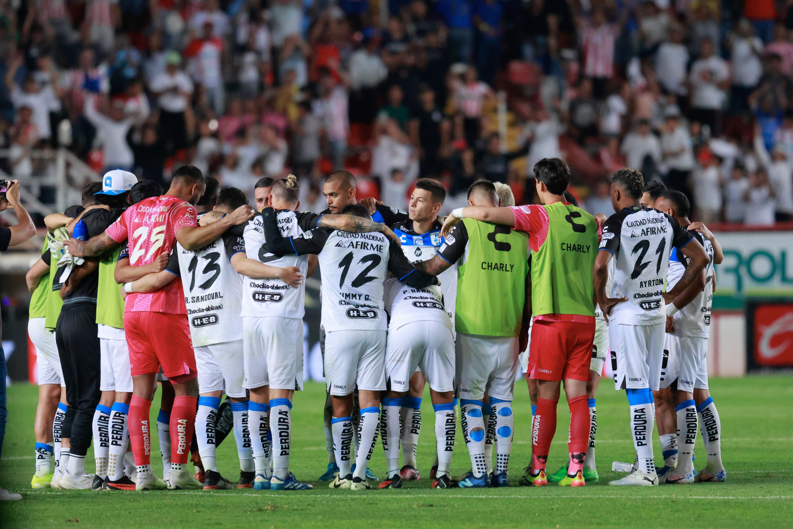 Jugadores de Gallos Blancos en partido del AP2024.