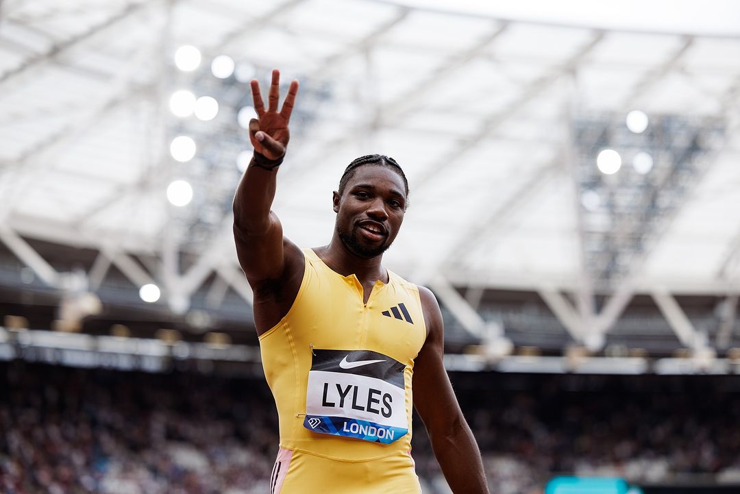 NOAH LYLES CELEBRA TRAS GANAR UNA PRUEBA DE VELOCIDAD