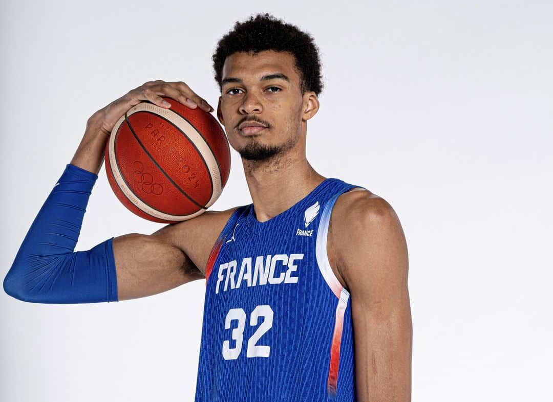 VÍCTOR WEMBANYAMA POSA PARA LA FOTO CON EL UNIFORME DE FRANCIA PREVIO A LOS JUEGOS OLÍMPICOS DE PARÍS 2024