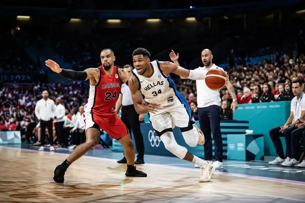 DILLON BROKS A LA IZQUIERDA DE CANADÁ, DEFENDIENDO A GIANNIS ANTETOKOUNMPO DE GRECIA A LA DERECHA