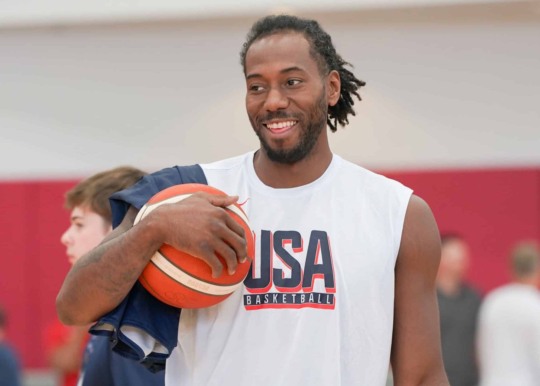 KAWHI LEONARD SONRÍE DURANTE UN ENTRENAMIENTO CON EL TEAM USA