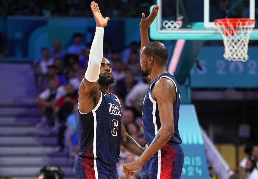 LEBRON JAMES Y KEVIN DURANT CELEBRAN EL TRIUNFO DEL TEAM USA SOBRE SERBIA