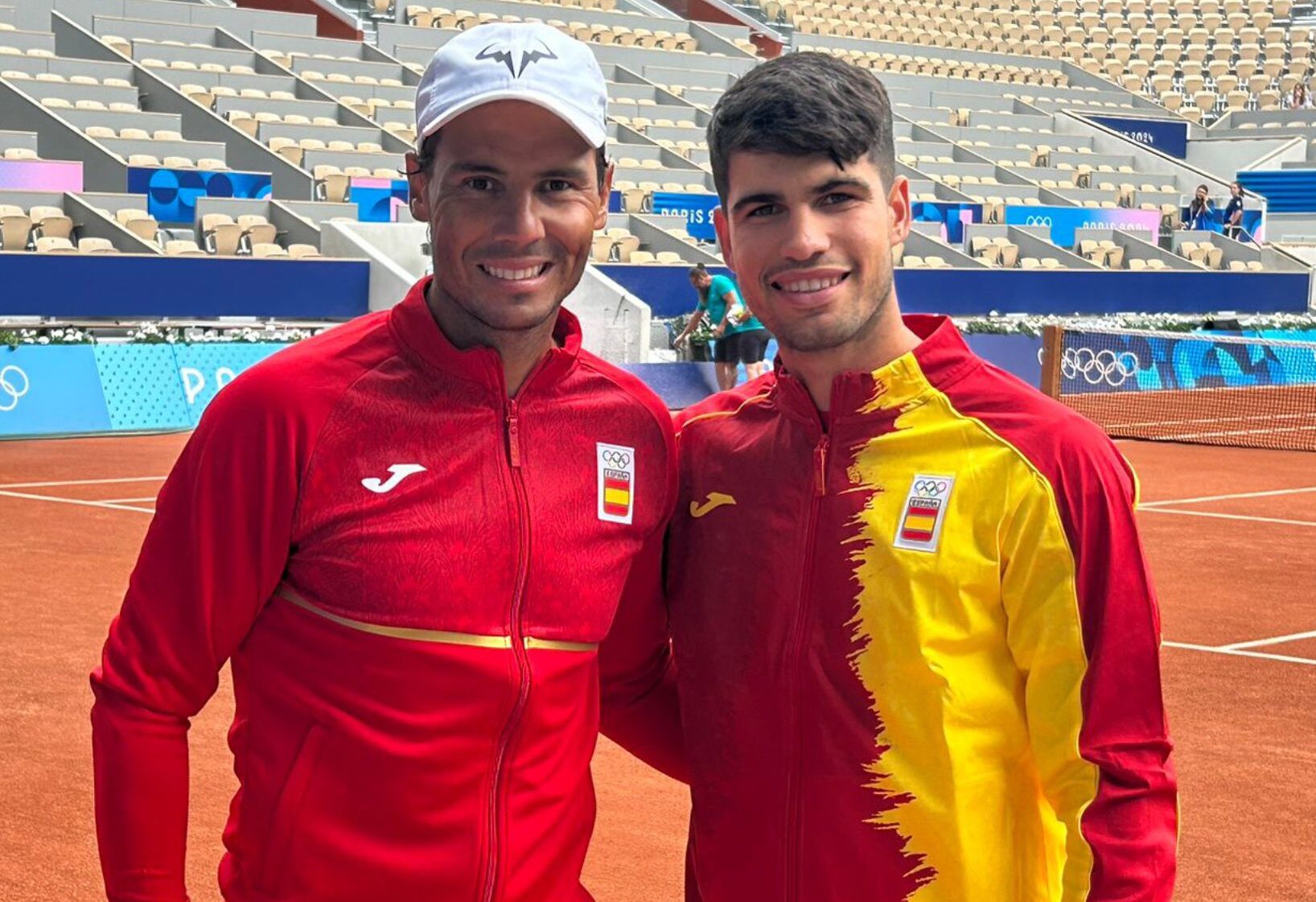 RAFAEL NADAL A LA IZQUIERDA Y CARLOS ALCARAZ A LA DERECHA, POSAN PARA LA FOTO