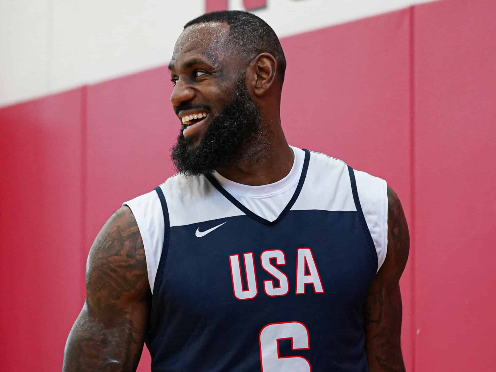 LEBRON JAMES SONRÍA EN UN ENTRENAMIENTO CON EL TEAM USA PREVIO A LOS JUEGOS OLÍMPICOS DE PARÍS 2024