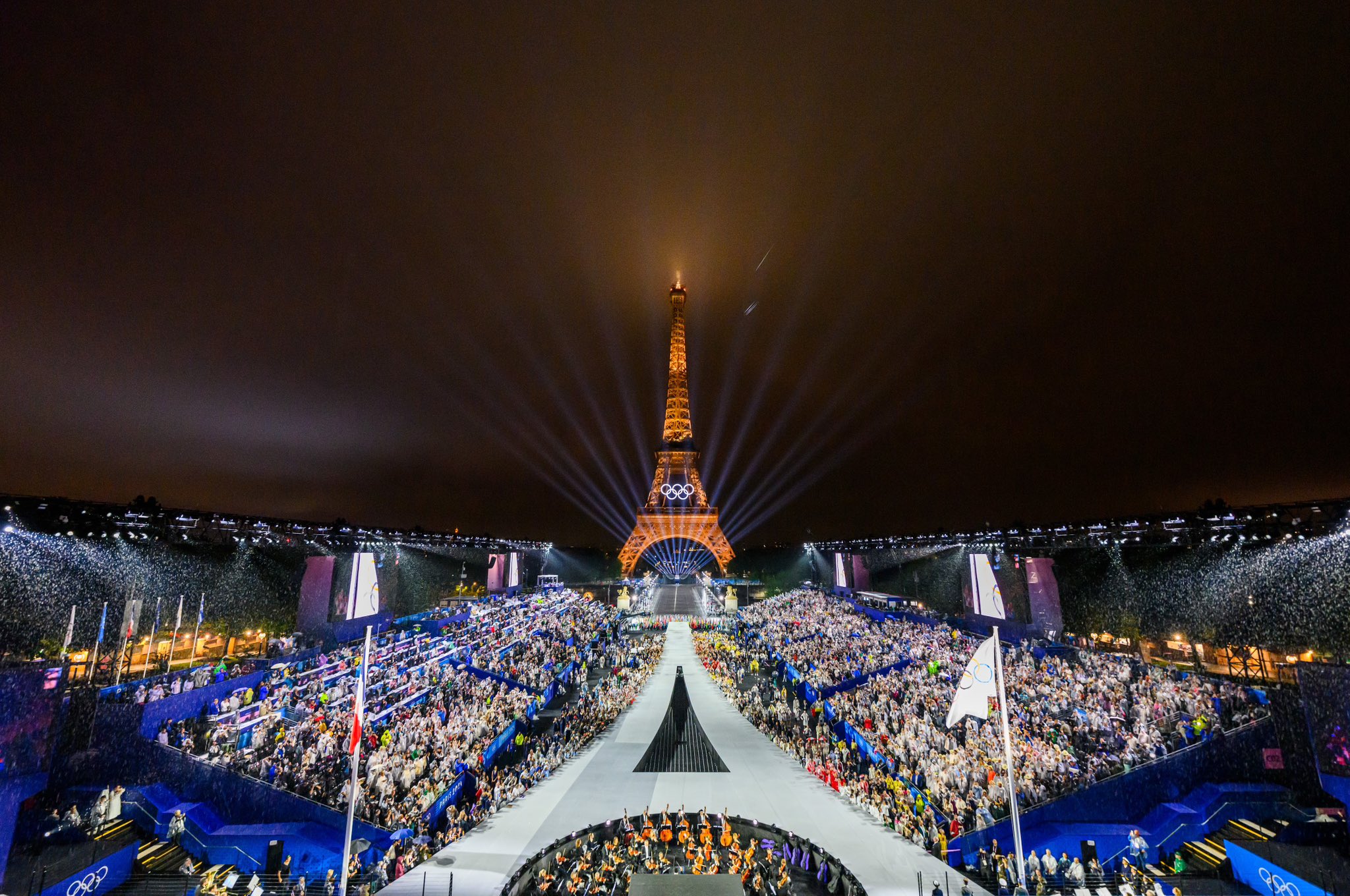 LA ICÓNICA TORRE EIFFEL ILUMINADA POR UN ESPECTACULAR JUEGO DE LUCES