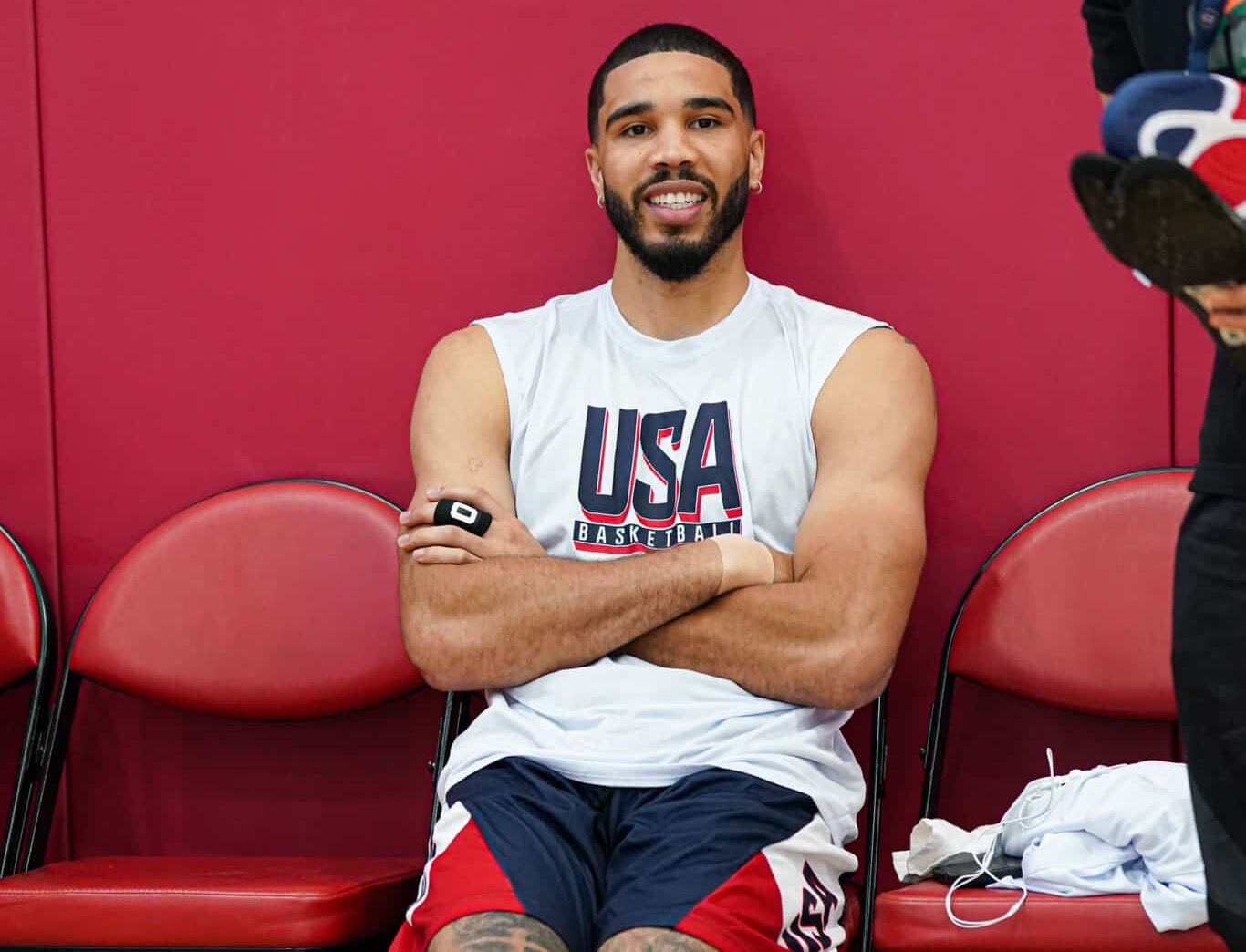 JAYSON TATUM DESCANSA TRAS UN ENTRENAMIENTO CON EL TEAM USA