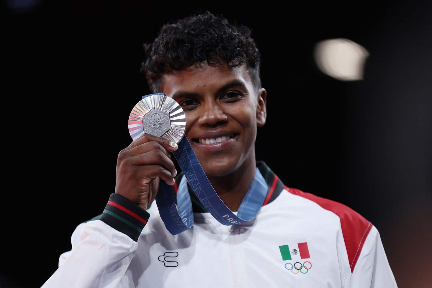 Prsica Awiti tras ganar la medalla de plata en París 2024.