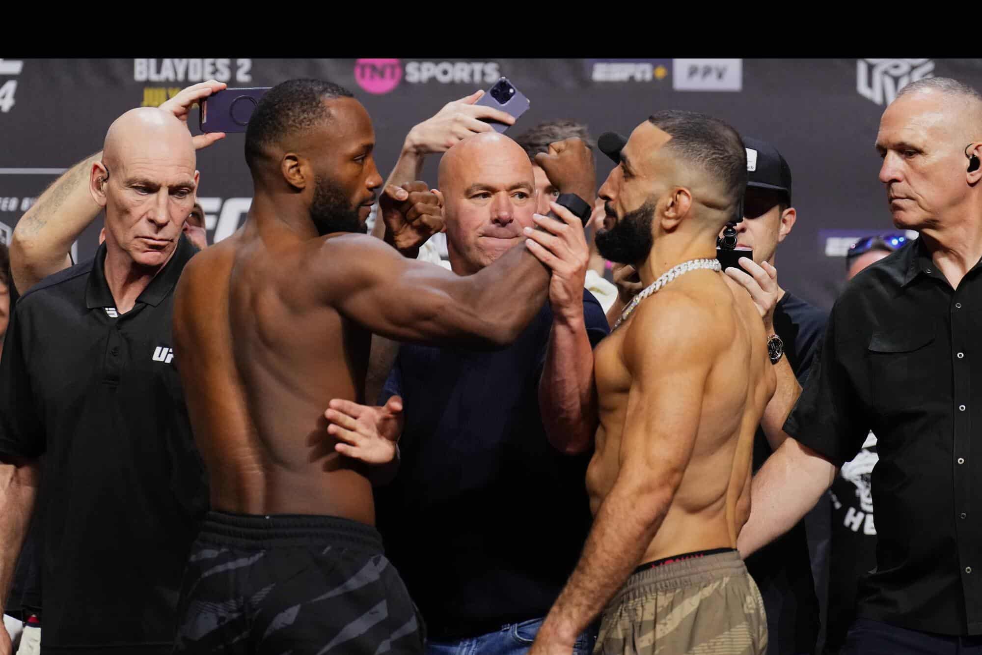 LEON EDWARDS A LA IZQUIERDA Y BELAL MUHAMMAD A LA DERECHA, CARA A CARA TRAS EL PESAJE