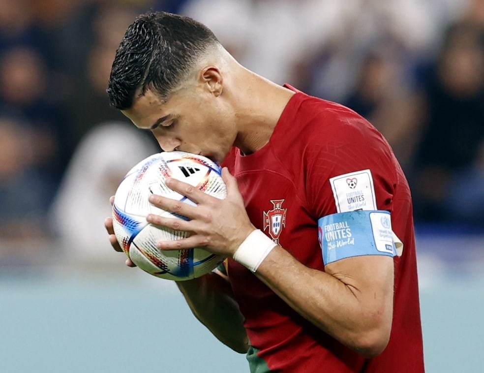 Cristiano Ronaldo al momento de cobrar un penal en la Euro.
