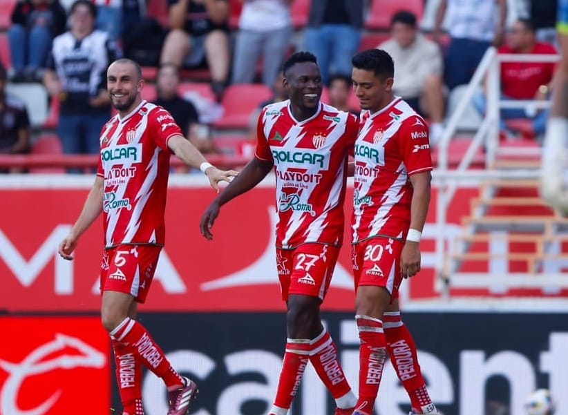 Jugadores de los Rayos del Necaxa festejan el triunfo ante Puebla.