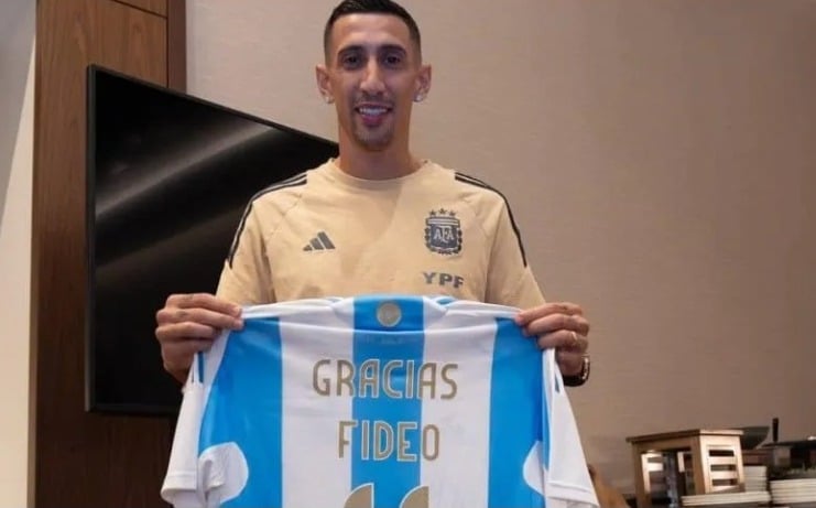 El jugador del Benfica recibió una camiseta de la Selección con el número 11 y la leyenda de "Gracias Fideo".