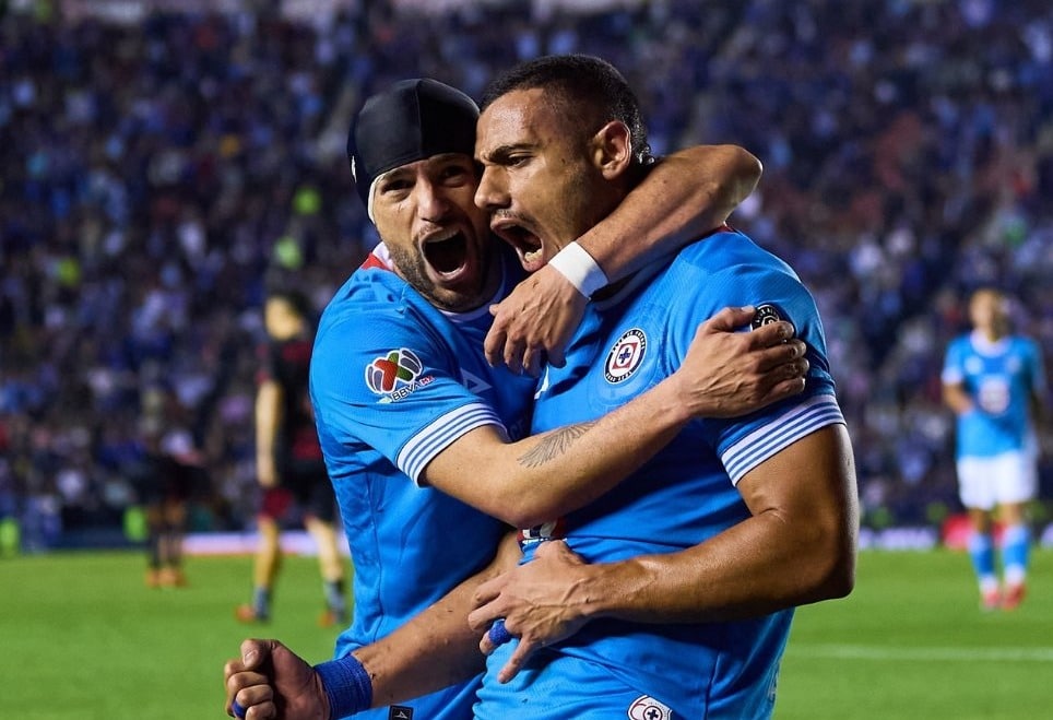 El griego Giorgos Giakoumakis se estrenó con Cruz Azul y marcó doblete en los minutos 33 y 52.