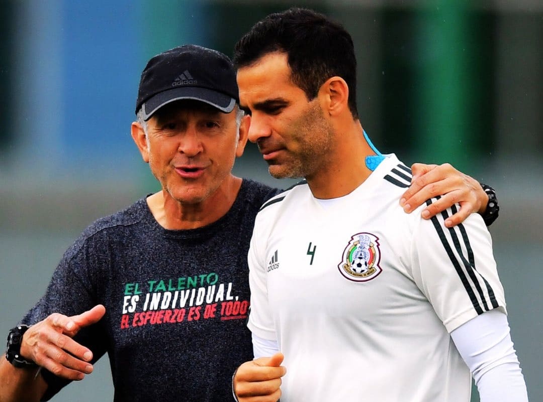 Juan Carlos Osorio con 'Rafa' Márquez en el Tricolor.