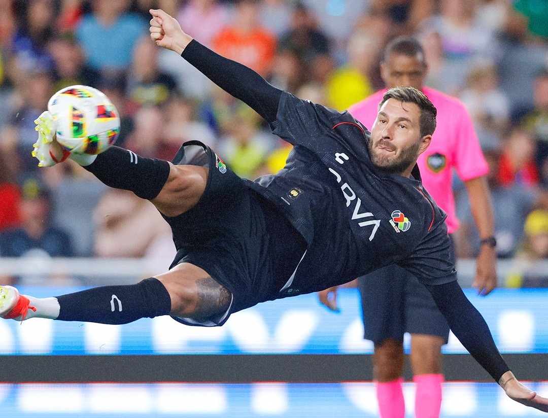 Gignac se luce con chilena en el Skills Challenge.