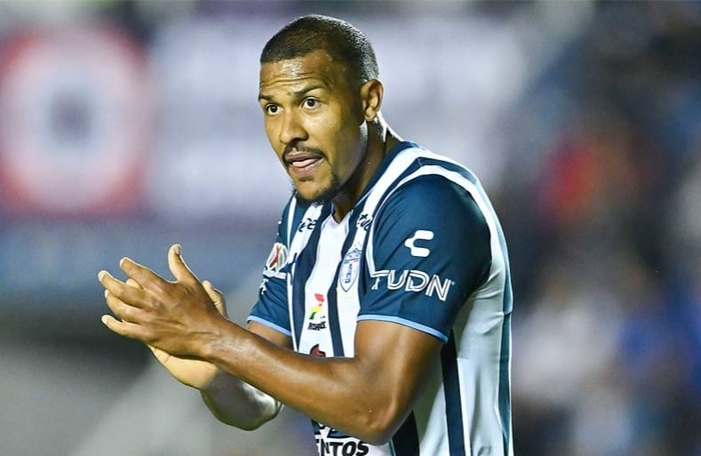 Salomón Rondón en juego con el Pachuca en el AP2024.